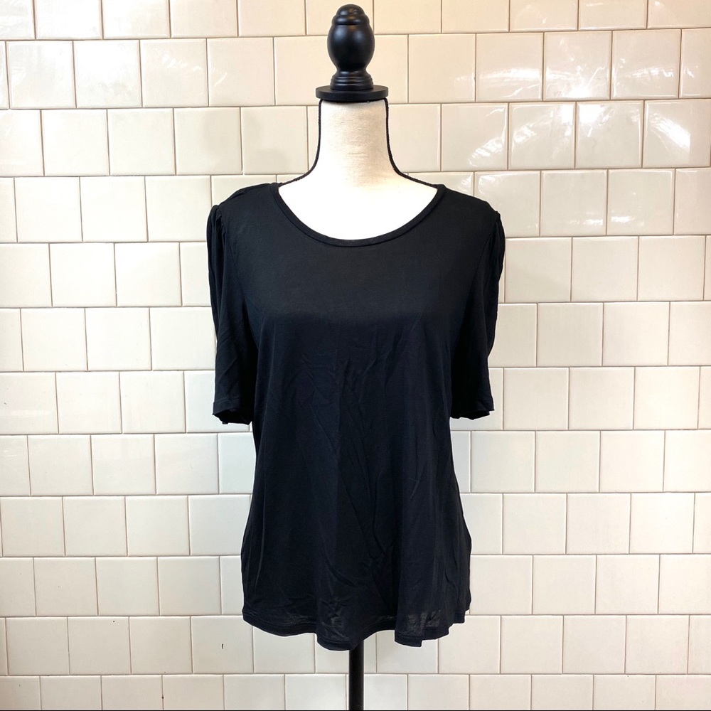 🆕 H&M black tee;0